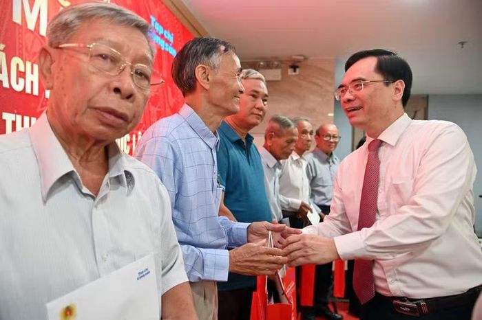 Đồng chí Dương Trung Ý, Tổng Biên tập Tạp chí Cộng sản tặng quà tri ân thương binh Lê Xuân Chinh (người lính giải phóng quân với nụ cười bất tử bên Thành cổ Quảng Trị năm 1972)