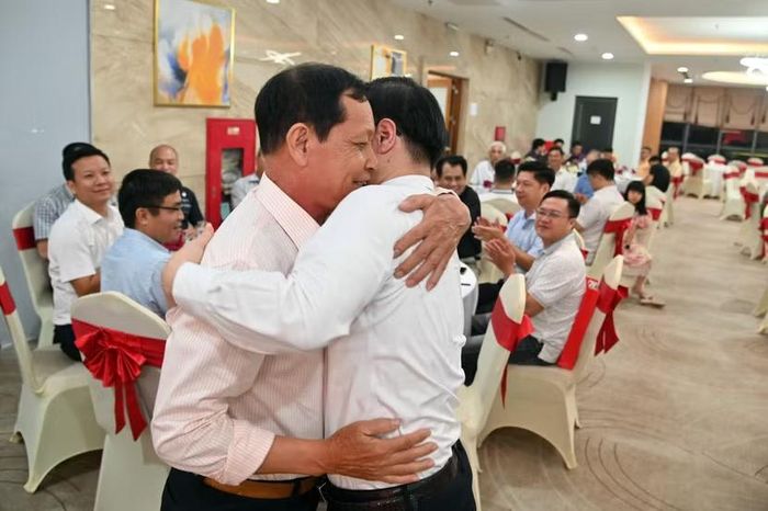 Khoảnh khắc xúc động khi Tổng Biên tập Tạp chí Cộng sản ôm chầm lấy ông Hà Trọng Minh, bố Liệt sĩ, Đại úy Hà Tuấn Anh sau những chia sẻ mộc mạc, chân tình của ông Minh