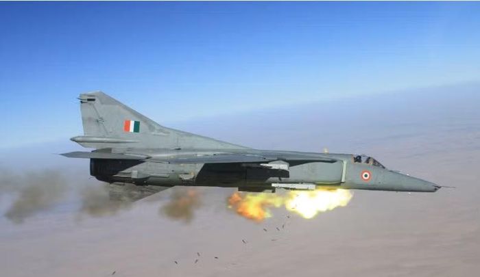 Điểm đặc biệt của MiG-27 không chỉ nằm ở việc mang một khẩu pháo 30 mm, mà còn ở chính thiết kế của khẩu pháo. Máy bay được trang bị pháo tự động 30 mm GSh-6-30, loại pháo 6 nòng hoạt động theo nguyên lý Gatling.