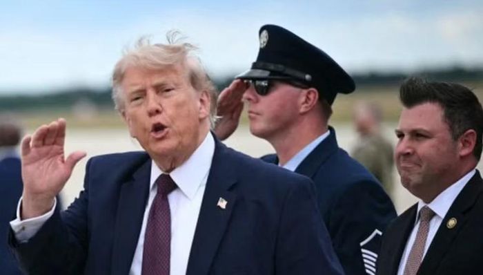 Ông Trump cũng mua và bán cổ phiếu Chevron trong 3 đợt khác nhau. Các giao dịch năng lượng khác gồm 3 lần bán cổ phiếu ConocoPhillips, bán cổ phiếu Valero Energy và mua cổ phần Occidental Petroleum.