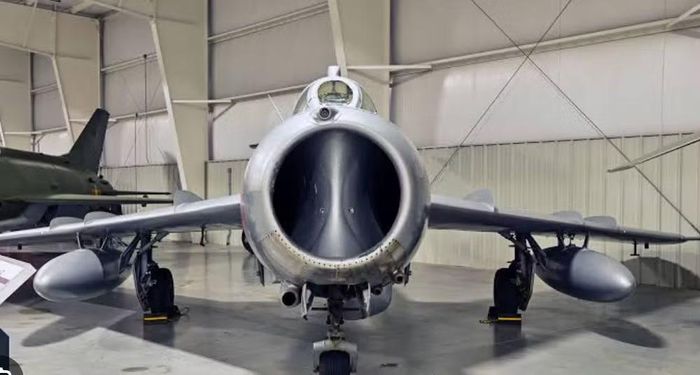 Nhưng không phải mọi cuộc không chiến đều diễn ra ở tốc độ tối đa. Khi giao chiến ở độ cao thấp và trong không gian hẹp, khả năng cơ động của MiG-17 có thể phát huy hiệu quả.