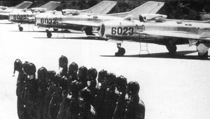 Tất nhiên, MiG-17 không phải đối thủ bất khả chiến bại. Khi chiến tranh kéo dài, Mỹ cải tiến chiến thuật, tăng cường huấn luyện không chiến và đưa vào sử dụng nhiều loại vũ khí, cảm biến mới. Những thay đổi đó dần làm giảm lợi thế của MiG-17.