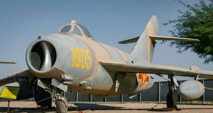 MiG-17 còn sở hữu hỏa lực pháo mạnh. Các phiên bản được trang bị 2 pháo 23 mm và 1 pháo 37 mm, cho phép tạo ra sức công phá lớn trong những loạt bắn ngắn. Điều này đặc biệt phù hợp với chiến thuật tiếp cận nhanh, khai hỏa rồi rút khỏi khu vực.