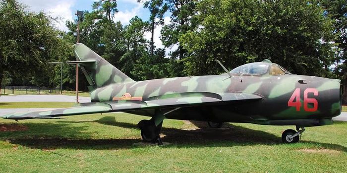 Trong một cuộc không chiến cự ly gần, khả năng cơ động, thời điểm xuất hiện và kỹ năng phi công có thể quan trọng không kém.