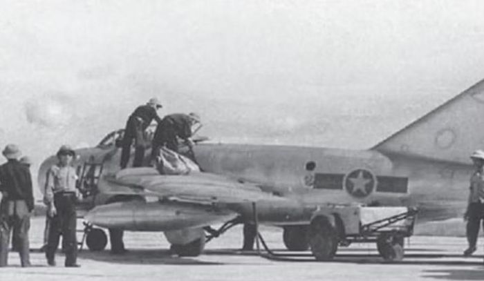MiG-17 được Liên Xô phát triển nhằm khắc phục một số hạn chế của MiG-15. Điểm thay đổi quan trọng nằm ở thiết kế cánh và khả năng điều khiển ở tốc độ cao.