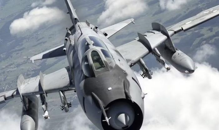 Sukhoi tìm cách giải quyết bài toán này mà không phải từ bỏ thiết kế khí động học đã giúp Su-7 đạt tốc độ cao.