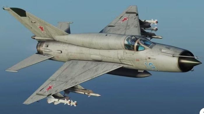 Động cơ R-11 cũng là một phần quan trọng. Đây là động cơ phản lực có bộ đốt sau, cho phép tăng mạnh lực đẩy trong thời gian cần thiết. Khi bật bộ đốt sau, nhiên liệu được phun vào dòng khí phía sau turbine và đốt cháy thêm, tạo ra lực đẩy lớn hơn đáng kể.