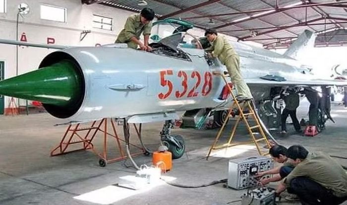 Tuy nhiên, cái giá của thiết kế này cũng rất rõ ràng. Thân máy bay nhỏ đồng nghĩa với lượng nhiên liệu hạn chế. Khi sử dụng bộ đốt sau, mức tiêu thụ nhiên liệu tăng rất nhanh. Vì vậy, MiG-21 có thể tăng tốc và leo cao rất tốt nhưng không phải loại máy bay có thời gian hoạt động dài.