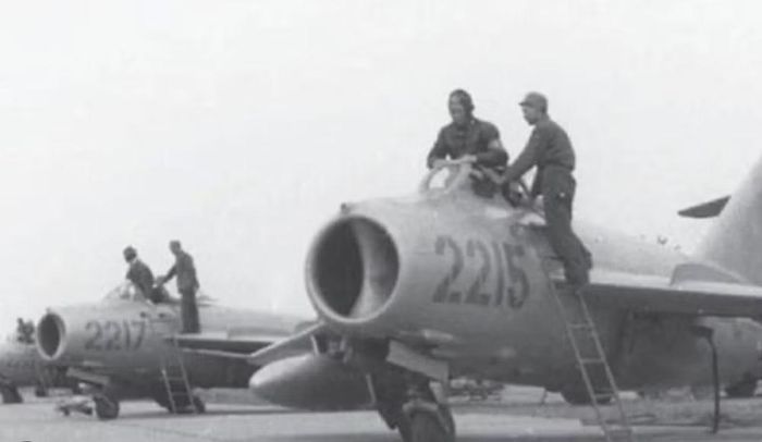 MiG-19 là tiêm kích siêu thanh đầu tiên được Liên Xô sản xuất hàng loạt. Tuy nhiên, khi chiến tranh Việt Nam bước vào giai đoạn căng thẳng, MiG-19 nguyên bản của Liên Xô không phải lực lượng chủ lực của Không quân Nhân dân Việt Nam. Thay vào đó, Việt Nam tiếp nhận J-6 từ Trung Quốc, một phiên bản phát triển từ MiG-19.