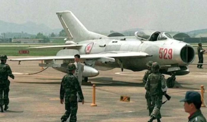 Tuy nhiên, J-6 không phải lựa chọn hoàn hảo cho mọi nhiệm vụ. Thiết kế của nó vẫn thuộc thế hệ tiêm kích chuyển tiếp, trong khi MiG-21 đã đưa năng lực đánh chặn lên một cấp độ khác. J-6 cũng không có hệ thống điện tử và khả năng mang vũ khí dẫn đường phong phú như những máy bay Mỹ hiện đại.