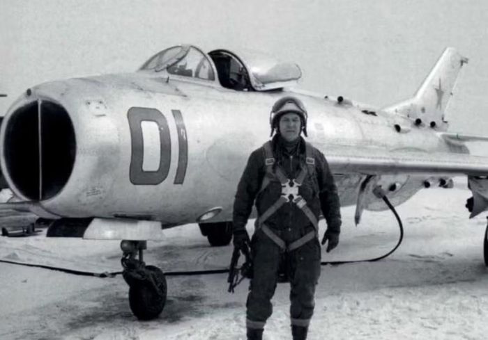 Dù vậy, tốc độ của J-6 tạo ra một bài toán riêng. Trong một số tình huống, máy bay có thể tận dụng tốc độ để tiếp cận nhanh, tấn công rồi rời khỏi khu vực thay vì kéo dài cuộc quần vòng. Đây là cách sử dụng phù hợp với một tiêm kích đánh chặn có hỏa lực pháo mạnh nhưng khả năng mang tên lửa hạn chế.