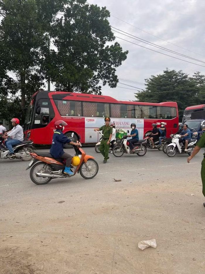 Tổ công tác làm nhiệm vụ đảm bảo ANTT , TTATGT trên tuyến đường thuộc địa bàn