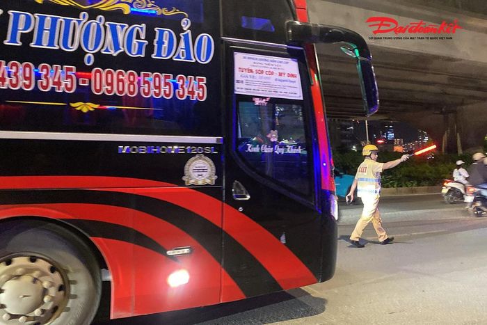 Tối 28/8, Đội CSGT đường bộ số 6 kiểm tra các phương tiện vận tải hành khách trên đường Phạm Hùng trước cao điểm nghỉ lễ 2/9.