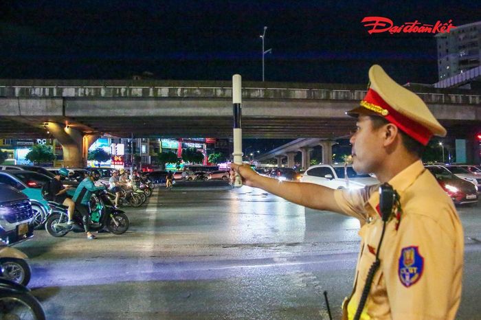Không chỉ là những hiệu lệnh phân luồng, đó còn là sự kiên trì, trách nhiệm và nỗ lực thầm lặng của lực lượng CSGT để giữ cho từng dòng xe được lưu thông an toàn, hạn chế ùn tắc và góp phần bảo đảm một kỳ nghỉ lễ Quốc khánh bình yên cho người dân.