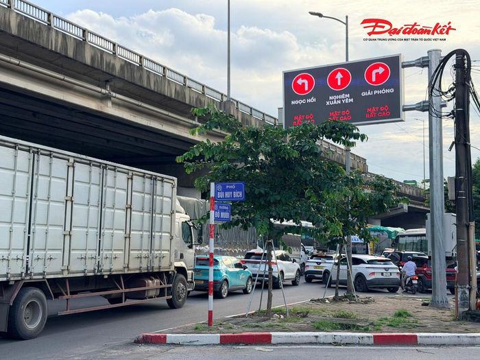 Tại các tuyến Ngọc Hồi, Nghiêm Xuân Yêm, Giải Phóng, mật độ phương tiện có thời điểm tăng cao. Bảng điện tử liên tục phát cảnh báo "Mật độ rất cao", trong khi lực lượng CSGT chủ động triển khai các phương án phân luồng, điều tiết từ xa, hạn chế phương tiện dồn về cùng một điểm.