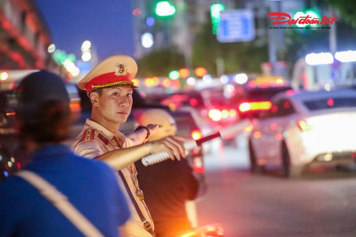 Càng về chiều tối, lượng xe từ trung tâm thành phố hướng ra các tuyến cửa ngõ tiếp tục tăng. Những dòng ô tô nối đuôi nhau, xe máy len qua các khoảng trống khiến công việc của lực lượng điều tiết càng thêm vất vả.