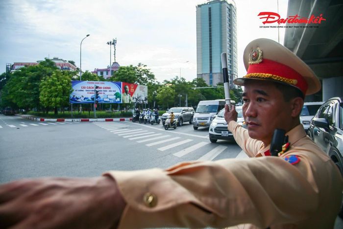 Thực hiện kế hoạch của Cục Cảnh sát giao thông và Công an TP Hà Nội về cao điểm bảo đảm trật tự, an toàn giao thông, an ninh trật tự dịp nghỉ lễ Quốc khánh 2/9, lực lượng CSGT được bố trí tại nhiều tuyến đường, nút giao trọng điểm và các cửa ngõ ra vào Thủ đô.