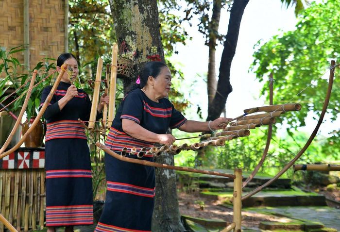 NNƯT Y Sinh trình diễn nhạc cụ dân tộc truyền thống Xơ Đăng.