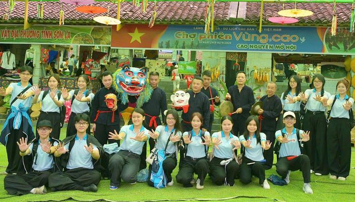 Các bạn trẻ tham quan tìm hiểu văn hoá các dân tộc tại Làng Văn hoá trong dịp nghỉ lễ.