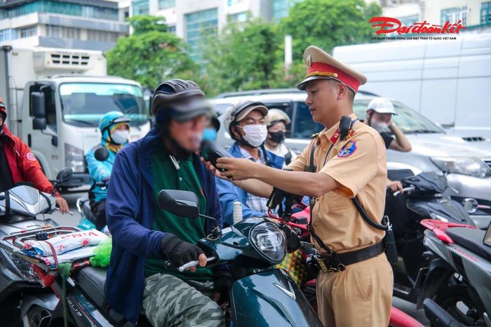 Trong các ngày nghỉ lễ tiếp theo, Phòng CSGT Công an TP Hà Nội tiếp tục duy trì lực lượng, tăng cường tuần tra, kiểm soát tại các tuyến, nút giao và địa bàn có nguy cơ phát sinh ùn tắc, tai nạn giao thông.