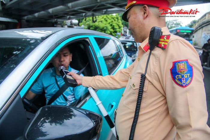 Lực lượng chức năng tập trung kiểm tra các phương tiện, xử lý nghiêm những hành vi vi phạm như điều khiển phương tiện sau khi sử dụng rượu, bia, không đội mũ bảo hiểm, chở quá số người quy định... Đây là những lỗi có nguy cơ cao gây tai nạn giao thông, đặc biệt trong thời điểm lưu lượng phương tiện và nhu cầu đi lại của người dân tăng cao.