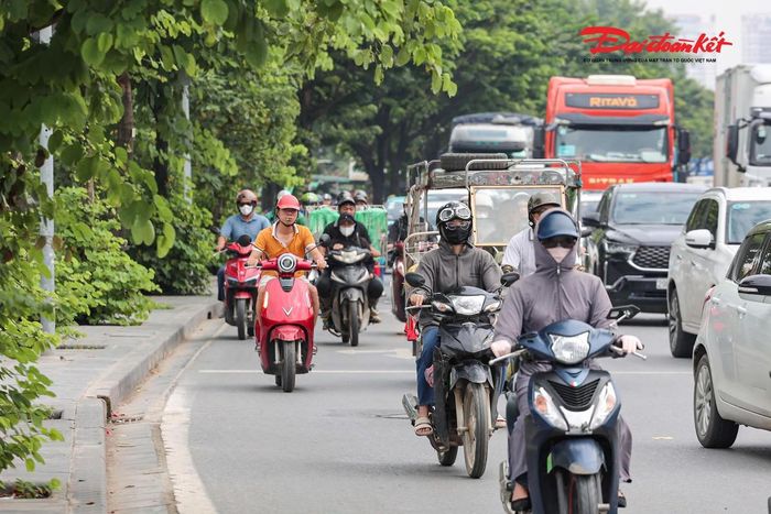 Trên các tuyến đường xuyên tâm và khu vực trung tâm thành phố, giao thông nhìn chung thông thoáng. Các phương tiện lưu thông theo đúng làn đường, tốc độ được duy trì ổn định, không ghi nhận những điểm ùn tắc nghiêm trọng.