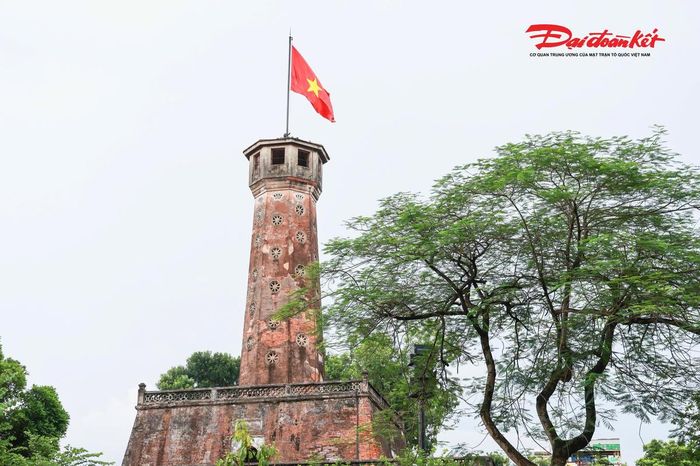 Hà Nội đón Quốc khánh bằng những hình ảnh bình dị mà thiêng liêng – nơi mỗi lá cờ đỏ sao vàng cùng hòa chung nhịp đập với niềm tự hào của hàng triệu người dân Việt Nam.