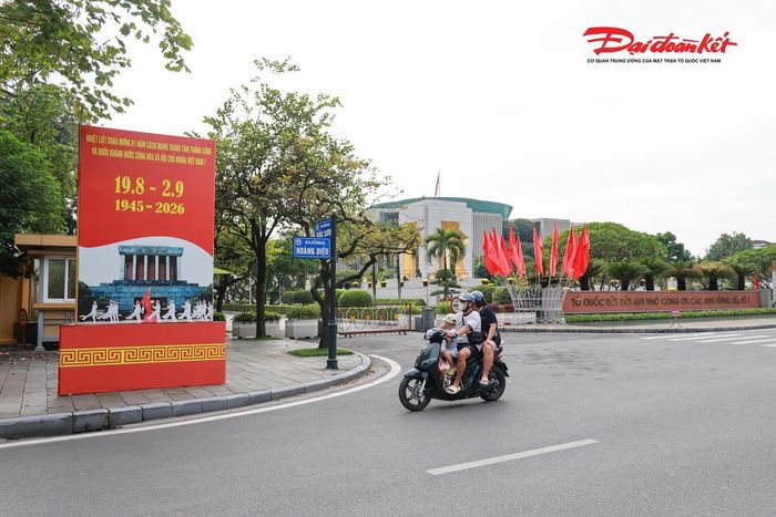 Những tuyến phố khu vực trung tâm được trang hoàng rực rỡ chào mừng 81 năm Cách mạng tháng Tám thành công và Quốc khánh 2/9