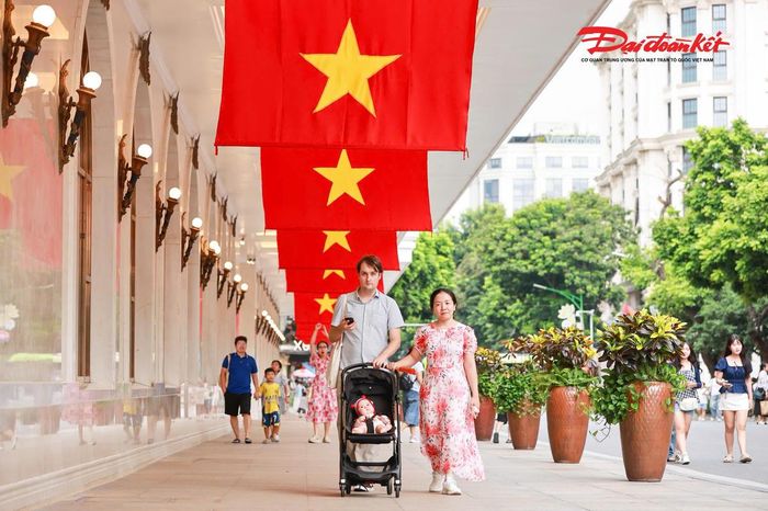 Khu vực phố Tràng Tiền rực rỡ sắc cờ chào đón ngày Quốc khánh 2/9.