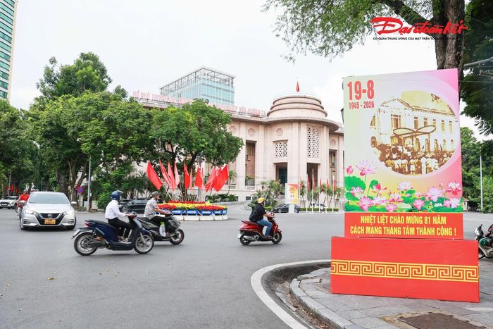 Những tuyến phố khu vực trung tâm được trang hoàng rực rỡ chào mừng 81 năm Cách mạng tháng Tám thành công và Quốc khánh 2/9