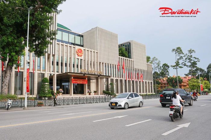 Những tuyến phố khu vực trung tâm được trang hoàng rực rỡ chào mừng 81 năm Cách mạng tháng Tám thành công và Quốc khánh 2/9