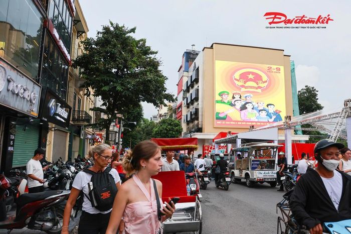 Những tấm pano, khẩu hiệu tuyên truyền cỡ lớn được bố trí tại nhiều khu vực tuyến phố trung tâm của Hà Nội