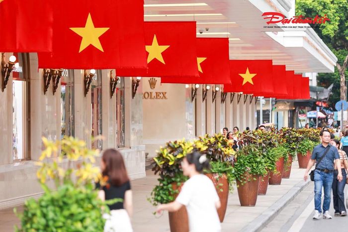 Khu vực phố Tràng Tiền rực rỡ sắc cờ chào đón ngày Quốc khánh 2/9.