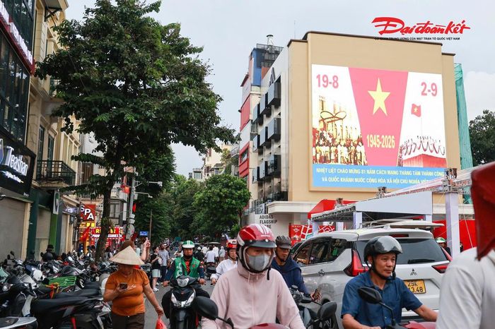 Những tấm pano, khẩu hiệu tuyên truyền cỡ lớn được bố trí tại nhiều khu vực tuyến phố trung tâm của Hà Nội