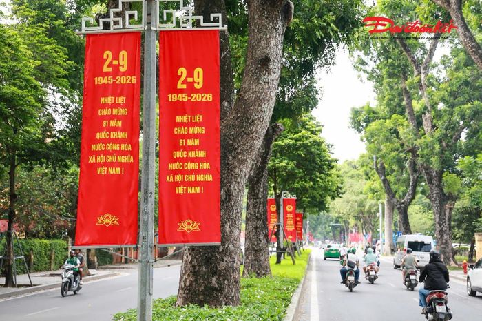 Những tấm băng rôn chào mừng 81 năm Cách mạng tháng Tám thành công và Quốc khánh 2/9 trên phố Hoàng Diệu
