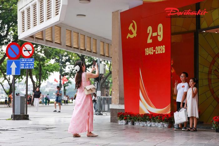 Đông đảo người dân du khách có mặt tại khu vực quanh Hồ Gươm trong dịp nghỉ lễ Quốc khánh 2/9