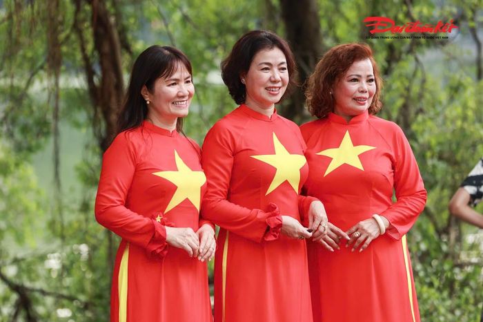 Đông đảo người dân du khách có mặt tại khu vực quanh Hồ Gươm trong dịp nghỉ lễ Quốc khánh 2/9