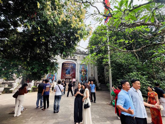 Vãn cảnh và chụp ảnh tại núi Nghĩa Lĩnh. Ảnh: TD.Du