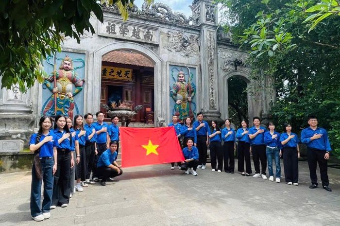 Các đoàn viên thanh niên xã Gia Lâm (Hà Nội) hành trình về nguồn dịp Quốc Khánh mang theo lá cờ Tổ quốc và chụp ảnh lưu niệm tại điện Kính Thiên. Ảnh: TD.