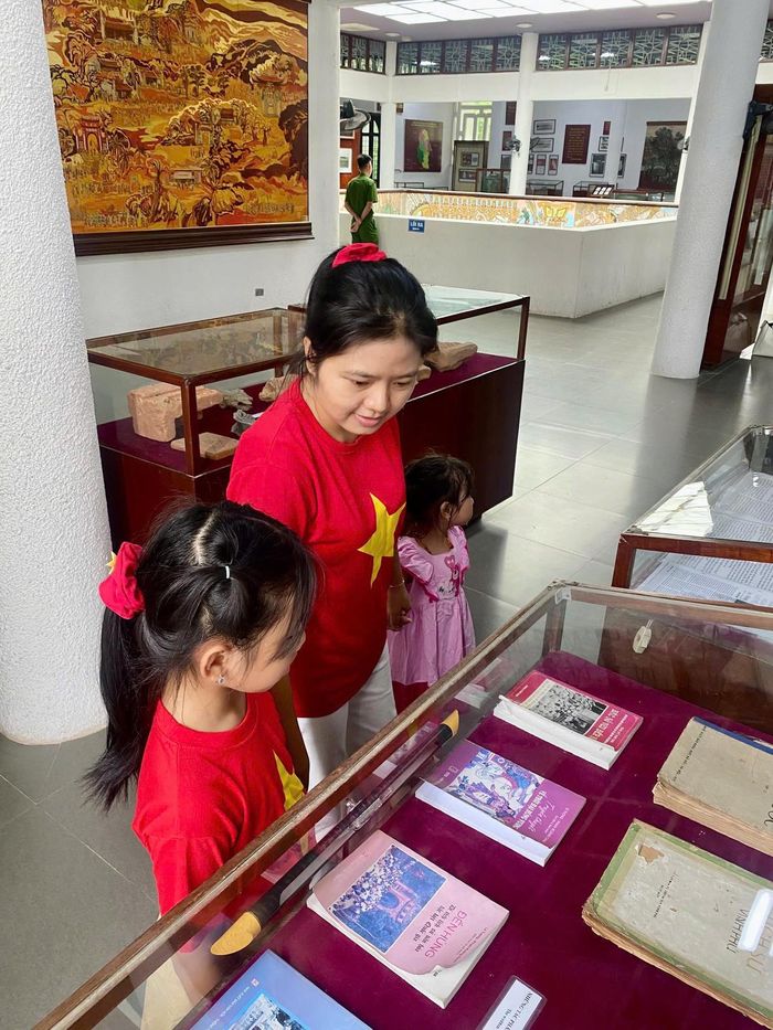 Các em nhỏ tìm hiểu tư liệu, hiện vật văn hóa về thời kỳ Hùng Vương dựng nước. Ảnh: TD.
