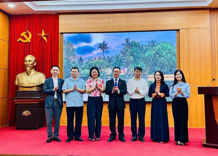 Chi bộ Ban Dân tộc và Tôn giáo, Đảng bộ Cơ quan Ủy ban Trung ương MTTQ Việt Nam tổ chức sinh hoạt chuyên đề thực tế tại Khu Di tích Chủ tịch Hồ Chí Minh tại Phủ Chủ tịch. Ảnh: PV