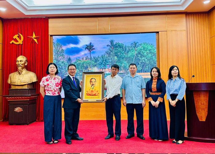 Chi bộ Ban Dân tộc và Tôn giáo trao tặng Ban Giám đốc Khu Di tích Chủ tịch Hồ Chí Minh tác phẩm tranh nghệ thuật Nano Airpurity “Không gian văn hóa Hồ Chí Minh”. Ảnh: PV