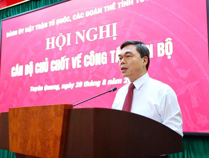 Ông Ma Thế Hồng, Phó Bí thư Tỉnh ủy, Chủ tịch Ủy ban MTTQ Việt Nam tỉnh, Bí thư Đảng ủy MTTQ, các đoàn thể tỉnh Tuyên Quang phát biểu tại hội nghị. Ảnh: MTTQ.