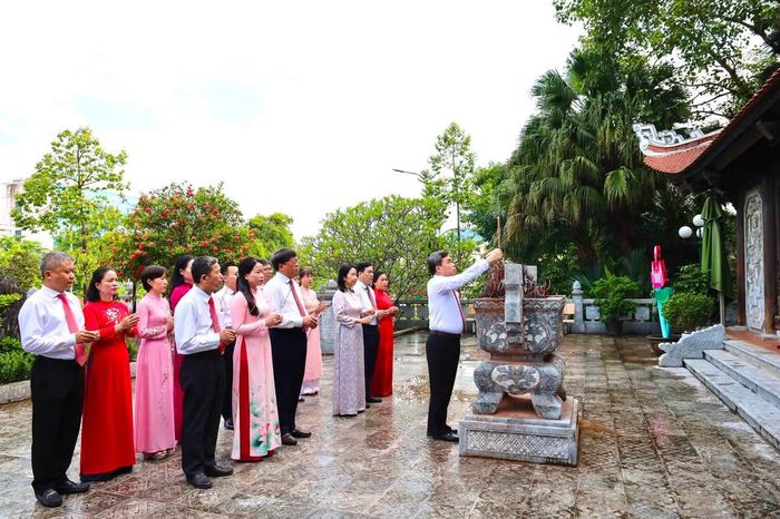  Đảng bộ MTTQ, các đoàn thể tỉnh Tuyên Quang dâng hương tại Đền thờ Chủ tịch Hồ Chí Minh. Ảnh: MTTQ.