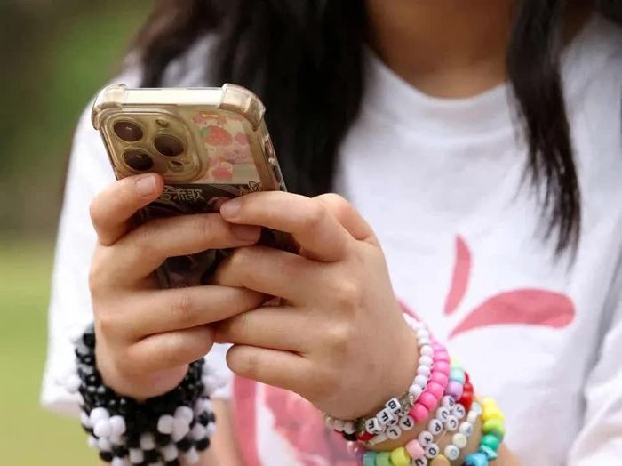  Lệnh cấm mạng xã hội với thanh thiếu niên còn gây tranh cãi. Ảnh: Reuters. 