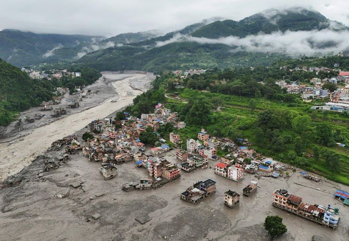 Nhà cửa, cơ sở hạ tầng ở Nepal bị vùi lấp sau thảm họa. Ảnh: Reuters.