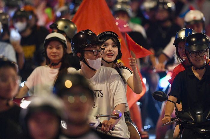 PGS.TS Bùi Hoài Sơn cho rằng những hành vi quá khích khi "đi bão" chỉ thuộc về một bộ phận rất nhỏ, không nên để những hình ảnh đó che khuất vẻ đẹp của hàng triệu cổ động viên văn minh. Ảnh minh họa: Duy Hiệu.