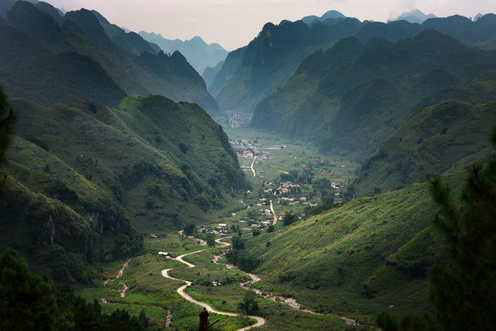 Khung cảnh Hà Giang hùng vĩ với những cung đường quanh co xuyên qua núi và các bản làng hẻo lánh. Ảnh: Andy Trung.