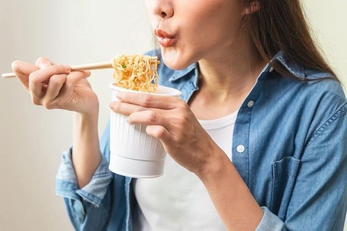  Mì ăn liền là thực phẩm chế biến sẵn rất tiện lợi nhưng nên tránh ăn hàng ngày. Ảnh: Shutterstock. 