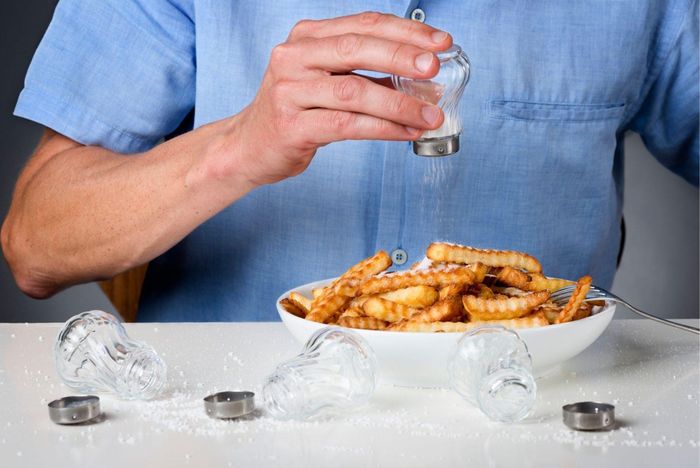 Muối không chỉ là muối ăn mà còn "ẩn" trong các món ăn vặt mặn, thực phẩm chế biến sẵn... Ảnh: Magnific. 